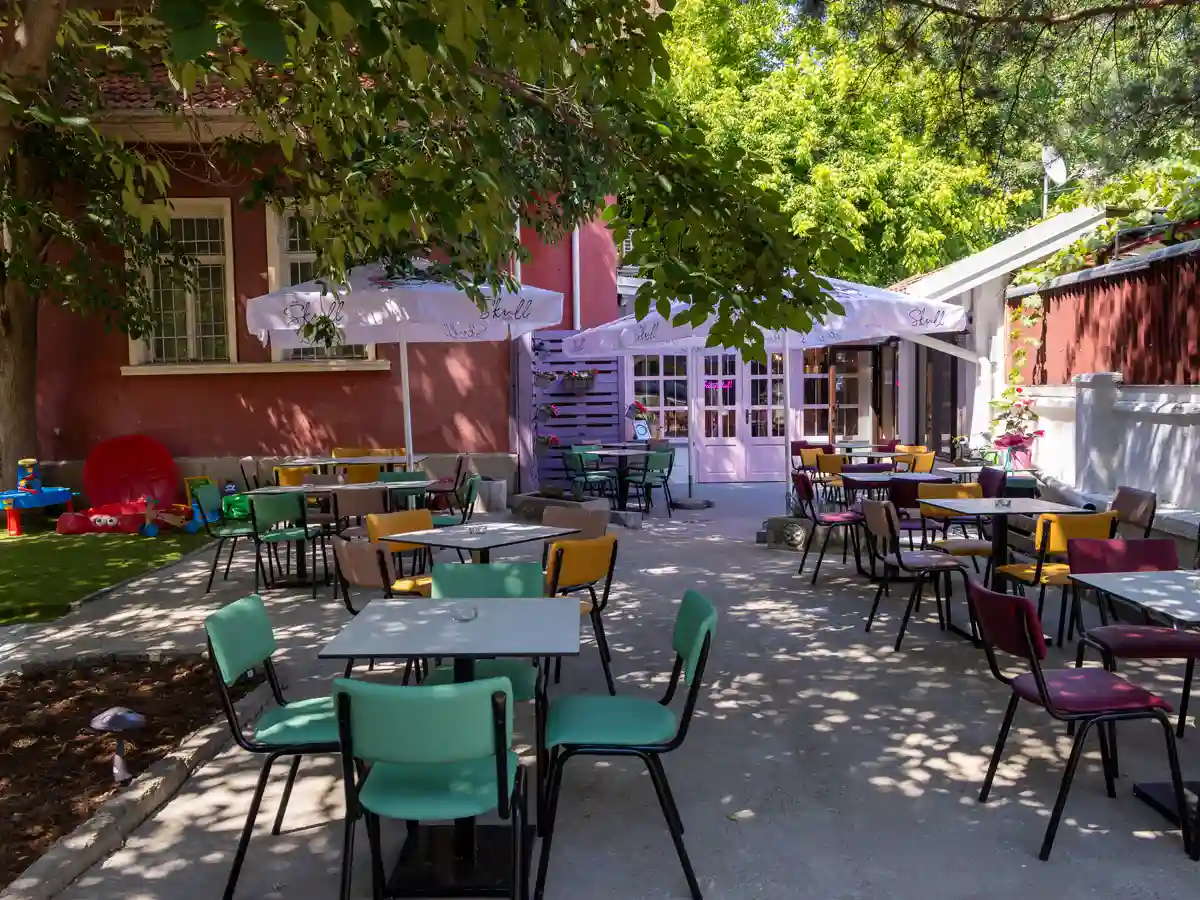 Лятната градина на The Skull Cafe